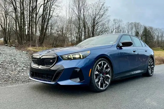 BMW i5 tại Mỹ chính thức đồng bộ chuẩn sạc Tesla NACS cho toàn bộ phiên bản từ 2026