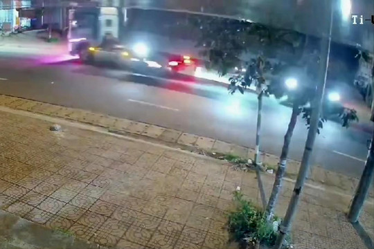 Xe máy tông chó rồi va xe tải, 2 người bị thương nặng