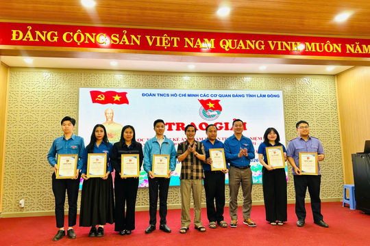 Trao giải cuộc thi thiết kế ấn phẩm “95 năm Đoàn – 95 câu chuyện tự hào”