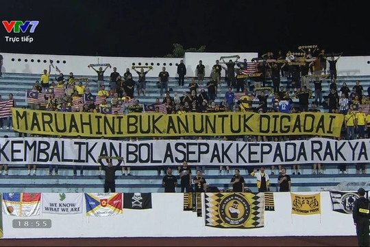 CĐV Malaysia giăng băng rôn phản đối FAM trên sân Thiên Trường sau bê bối nhập tịch