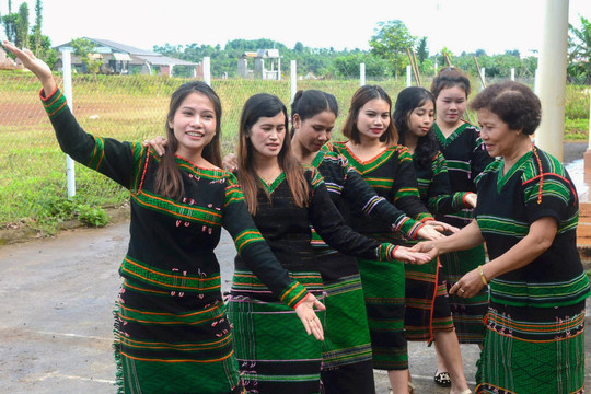 "Nối nhịp" văn hóa truyền thống M'nông ở vùng biên Thuận An