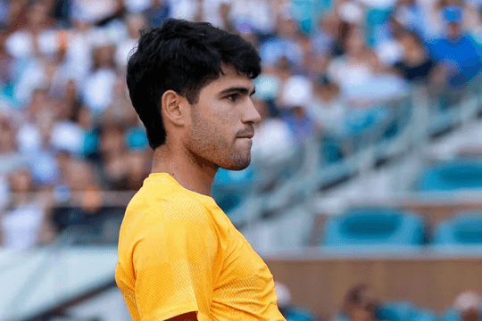 Carlos Alcaraz gây sốc với màn nổi nóng tại Miami Open 2026