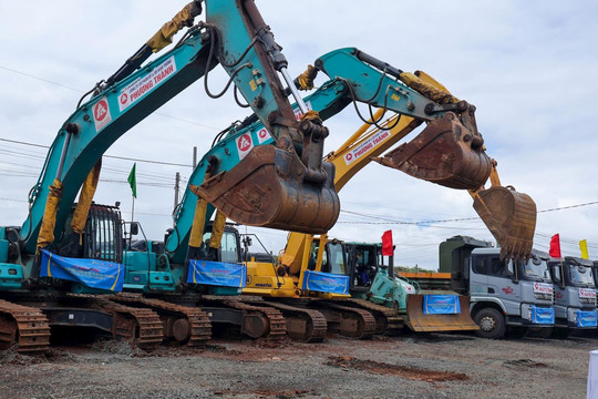 Ráo riết gỡ những “điểm nghẽn” ở 2 dự án cao tốc trọng điểm