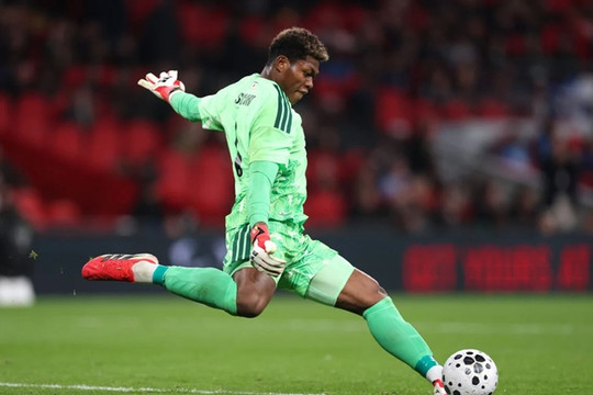 Zion Suzuki: Giải pháp cho bài toán thủ môn của Chelsea sau đợt FIFA Days