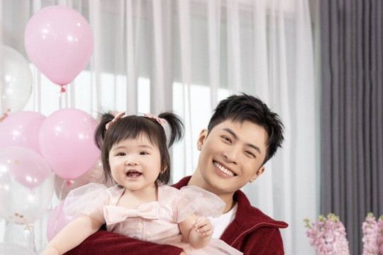 Phản ứng của con gái Puka khi nghe mẹ hát và tiệc thôi nôi 1 tuổi của bé Anya
