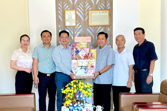 Lãnh đạo xã Đức Trọng thăm, chúc mừng cơ sở tôn giáo dịp Lễ Phục sinh
