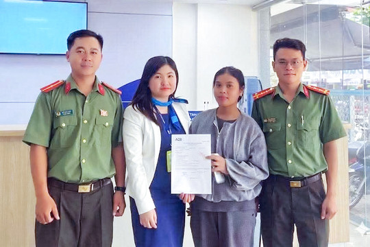 Chị Kon Sơ Ly Hối trả lại gần 500 triệu đồng cho người chuyển nhầm