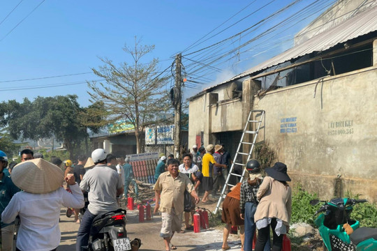Một căn nhà kịp thời được dập cháy do chập điện ở Nâm Nung
