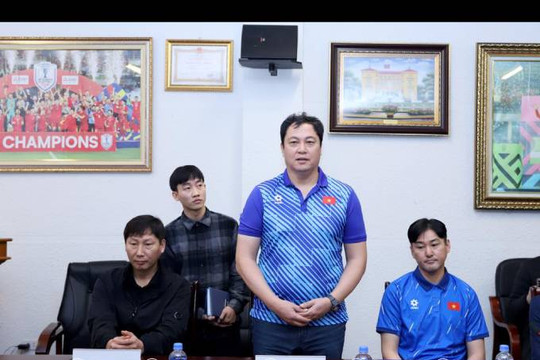 VFF gia hạn hợp đồng với HLV thủ môn Lee Woon-jae đến năm 2027