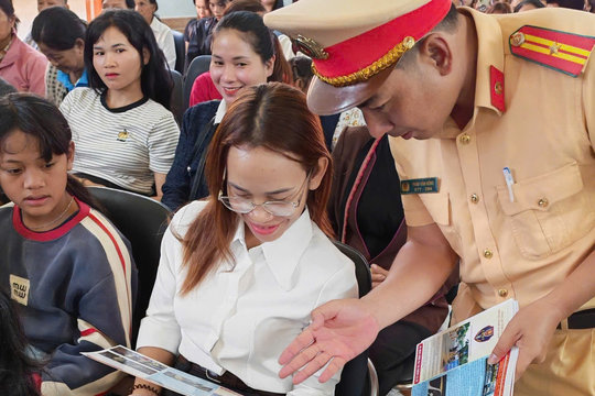Tuyên truyền an toàn giao thông cho gần 300 bà con dân tộc thiểu số