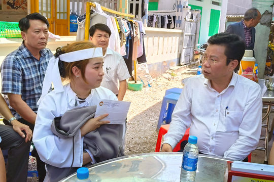 Chủ tịch HĐND tỉnh Lâm Đồng Lưu Văn Trung thăm gia đình các nạn nhân trong vụ tai nạn giao thông tại Hòa Thắng
