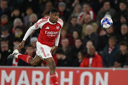 Mikel Arteta giải bài toán cánh phải: Vì sao Mosquera nên thay Ben White đấu Sporting?