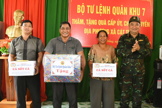 Bộ Tư lệnh Quân khu 7 tặng quà tại xã Cát Tiên 2