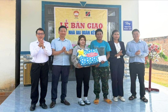 Xã Tà Năng trao nhà đại đoàn kết cho hộ nghèo