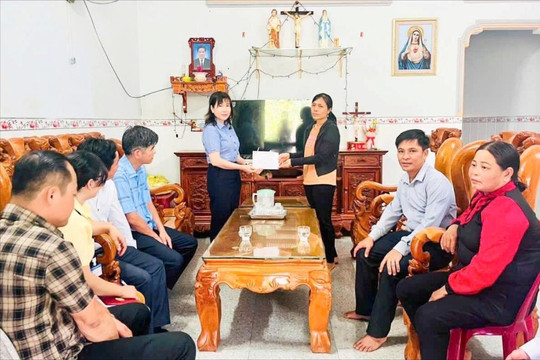 Ủy ban MTTQ Việt Nam tỉnh Lâm Đồng thăm, hỗ trợ gia đình khó khăn có người thân bị đuối nước