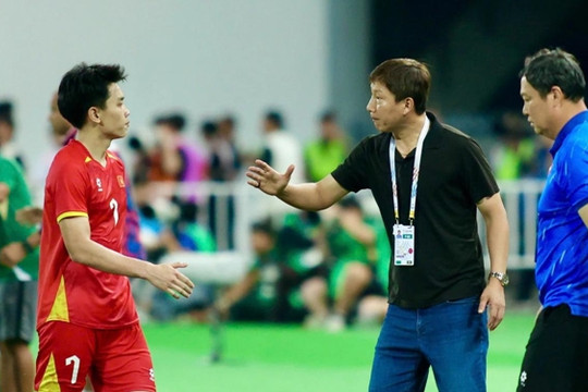 Tin bóng đá Việt Nam 8/4: Đình Bắc có thể dự ASIAD 20 và Malaysia nhắm cựu cầu thủ Arsenal
