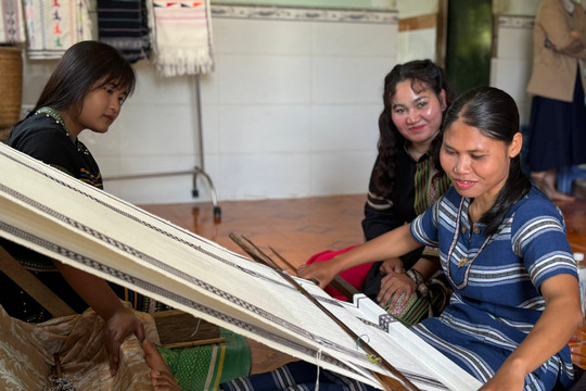 Làng dệt thổ cẩm dưới chân núi Đại Bình