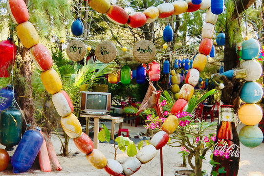 Co Bay Hon Tranh Café Turns Ocean Waste Into Art