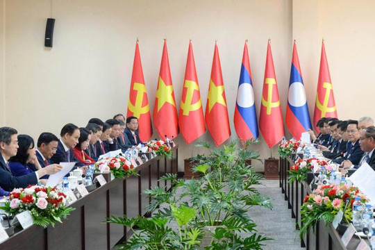 Thường trực Ban Bí thư Trần Cẩm Tú hội đàm với Thường trực Ban Bí thư Trung ương Đảng Nhân dân Cách mạng Lào