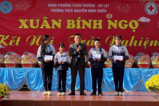 Tiếp bước đến trường cho học sinh vùng ven Đà Lạt