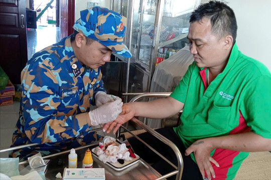 Ngư dân Lâm Đồng gặp nạn trên biển được quân y Nhà giàn DK1/7 kịp thời cứu chữa