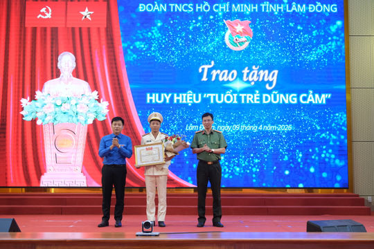 Trao Huy hiệu "Tuổi trẻ dũng cảm" cho cán bộ Công an Lâm Đồng