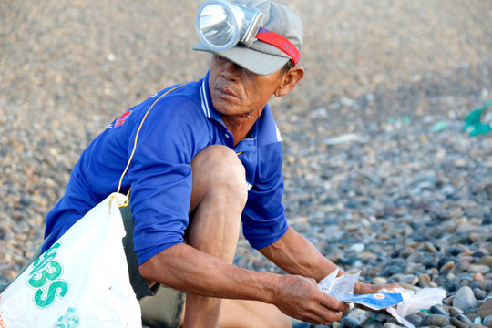 The Man Who Quietly Keeps Seven-Color Stone Beach Clean
