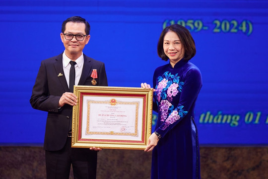 NSND Trung Hiếu, Xuân Bắc và đạo diễn phim 714 tỷ nhận Huân chương Lao động