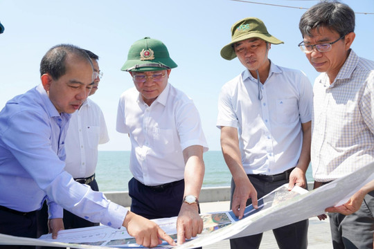 Lam Dong Chairman Ho Van Muoi inspects the southeast coastal road project