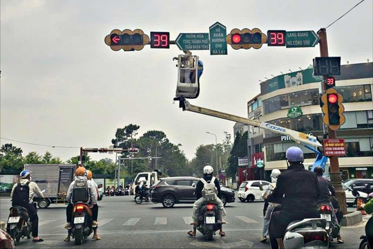 Thí điểm đèn tín hiệu thông minh tại nút giao trung tâm Đà Lạt