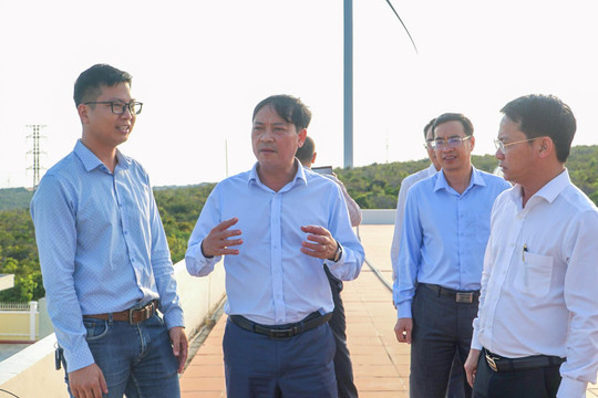 Phó Chủ tịch Thường trực UBND tỉnh Lâm Đồng Lê Trọng Yên kiểm tra dự án Điện gió Hòa Thắng