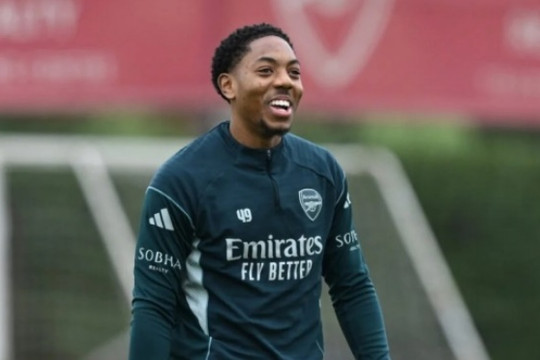 Manchester United rộng cửa chiêu mộ "ngọc quý" Myles Lewis-Skelly từ Arsenal