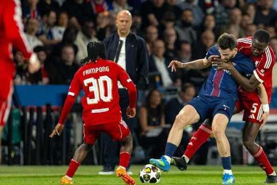 Sai lầm chiến thuật của Arne Slot khiến Liverpool thảm bại 0-2 trước PSG