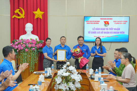 Đoàn Thanh niên UBND tỉnh Lâm Đồng bàn giao tổ chức cơ sở Đoàn về địa phương