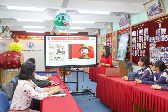 Cô giáo Nga “biến” giờ Hóa học thành niềm vui học tập