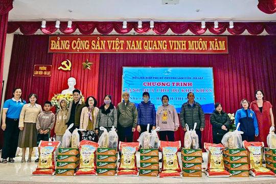 Trao 100 phần quà cho hộ dân khó khăn phường Lâm Viên - Đà Lạt