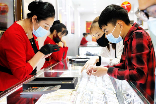 Giá vàng hôm nay 13/04/2026: Giá vàng SJC 24k 9999, vàng nhẫn, và vàng thế giới mở đầu tuần mới