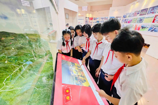 Lam Dong Museum Improves Visitor Experience with Interactive Screens