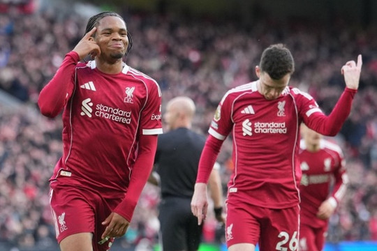 Rio Ngumoha đi vào lịch sử, Liverpool hạ Fulham để áp sát top 4 Ngoại hạng Anh