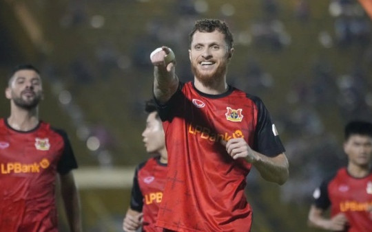 Văn Thuận ghi bàn phút 90+5 giúp Ninh Bình đánh bại Becamex TPHCM 2-1
