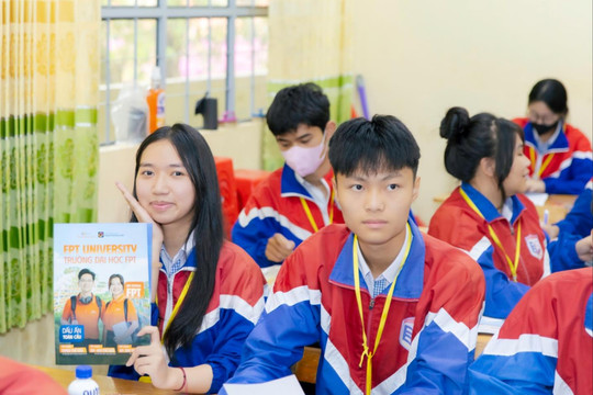 Đại học FPT trao học bổng, hỗ trợ 30% học phí cho học sinh khu vực 1