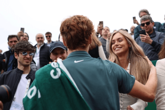 Jannik Sinner vô địch Monte Carlo 2026: Nụ hôn chiến thắng và sức hút từ bạn gái Laila Hasanovic