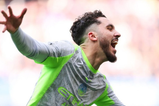 Rayan Cherki rực sáng giúp Man City đè bẹp Chelsea 3-0 để áp sát ngôi đầu của Arsenal