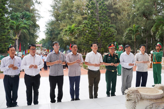 Lãnh đạo UBND tỉnh Lâm Đồng viếng liệt sĩ tại Bia ghi tên Liệt sĩ đặc khu Phú Quý