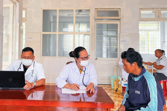 Đạ Tẻh 2 khám bệnh, cấp thuốc miễn phí cho đồng bào dân tộc thiểu số