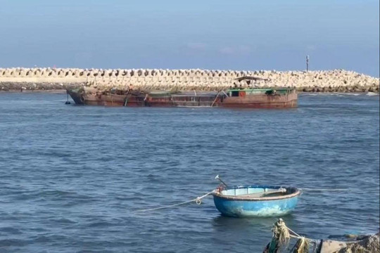 Sau nhiều tai nạn, cửa biển La Gi đang khẩn trương thông luồng