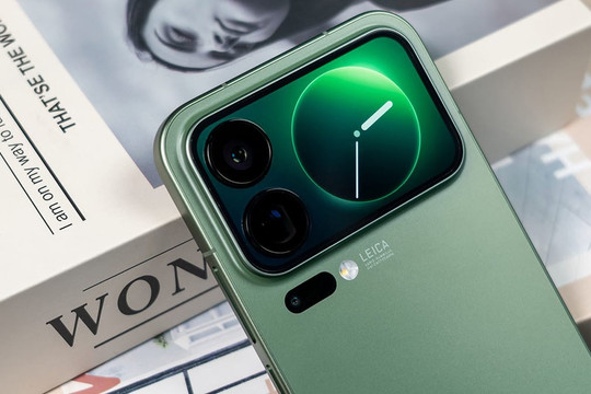 Xiaomi 18 Pro lộ diện thông số: Pin 7.000 mAh và camera 200MP kép đột phá
