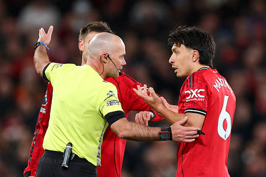 Man Utd thua sốc Leeds United: Tranh cãi thẻ đỏ của Martinez và nỗi lo khủng hoảng hàng thủ