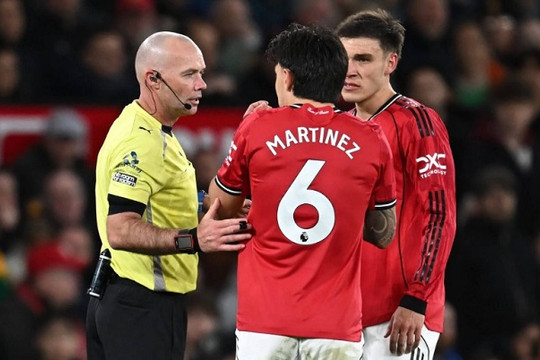 Leeds United hạ gục Man United: Tấm thẻ đỏ của Martinez và sự sụp đổ tại Old Trafford