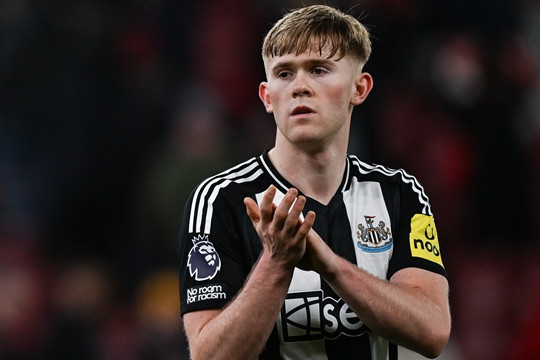 Arsenal và Chelsea gia nhập cuộc đua chiêu mộ Lewis Hall, Liverpool tranh David Raum